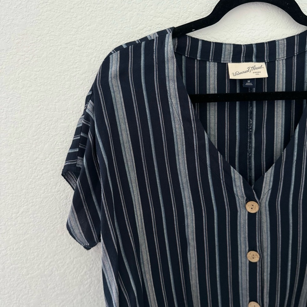 Universal Thread button down with knot - Picture 2 of 5
